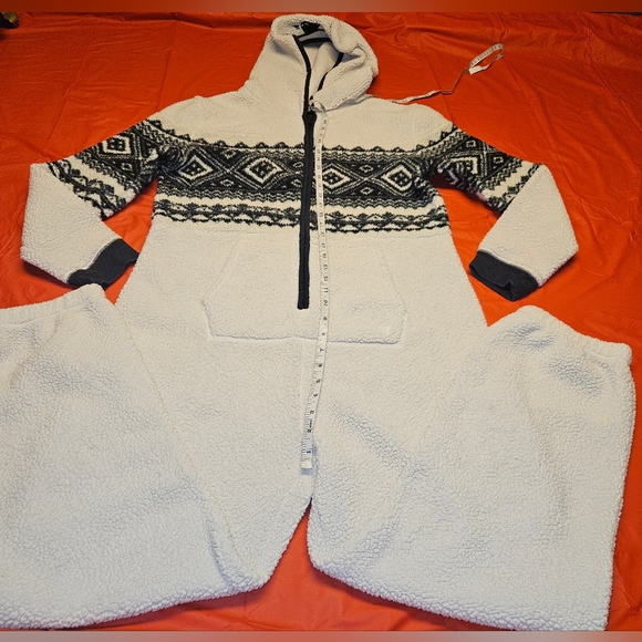 American Eagle Outfitter L/XL Winter White Sherpa w/Black Bear Hoodie E.U.C. - Picture 8 of 13